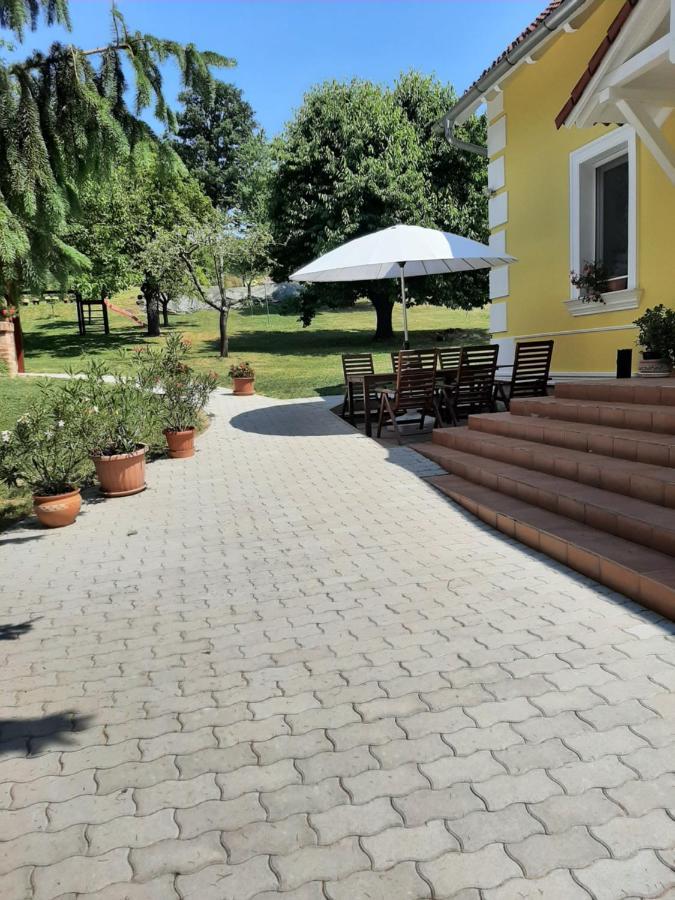 Kondics Apartmanház Sárvár Exterior foto
