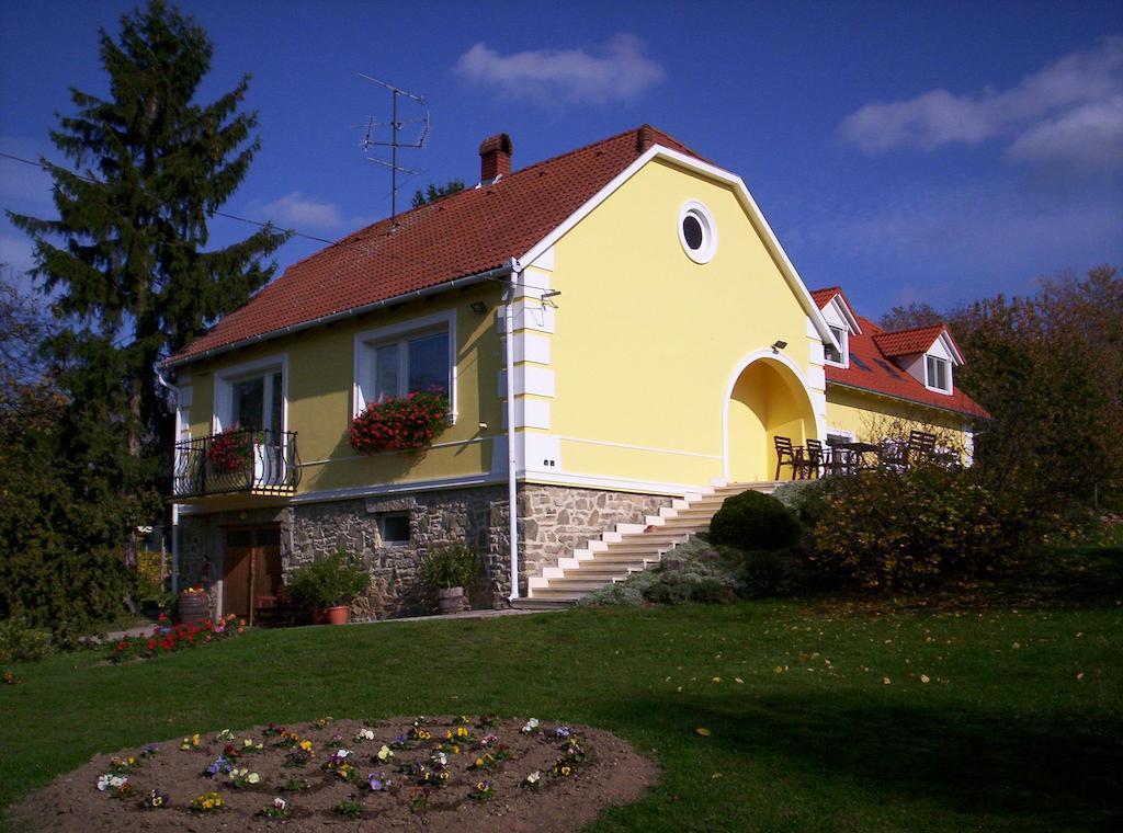 Kondics Apartmanház Sárvár Exterior foto