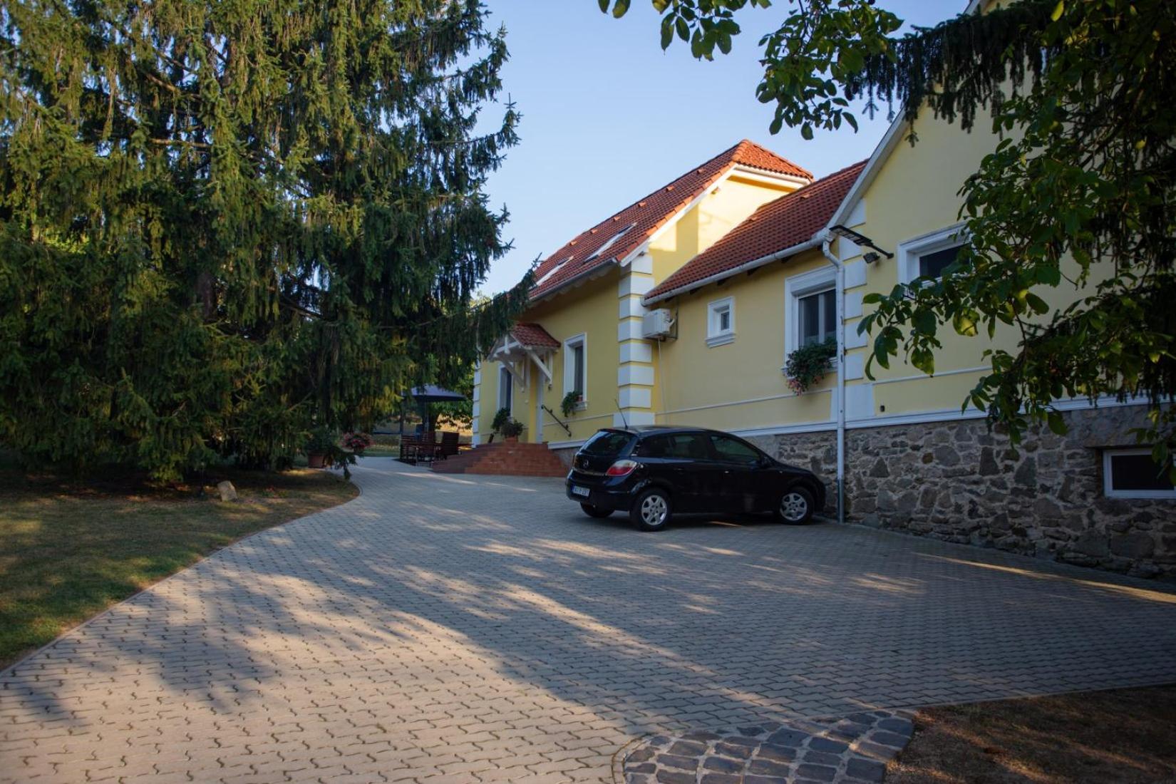 Kondics Apartmanház Sárvár Exterior foto
